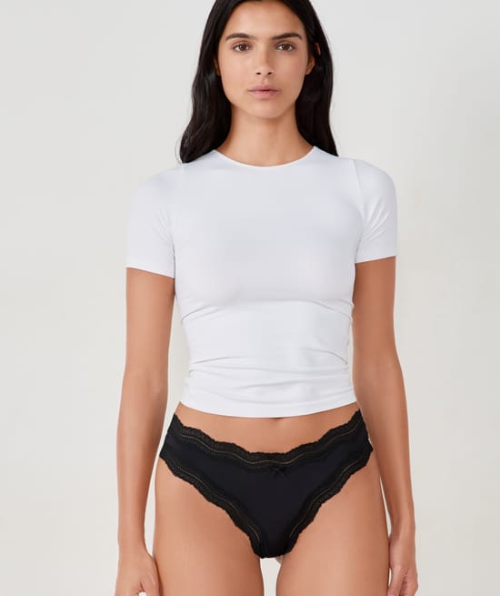 Tanga con bordes de encaje de microfibra;${refinementColor}