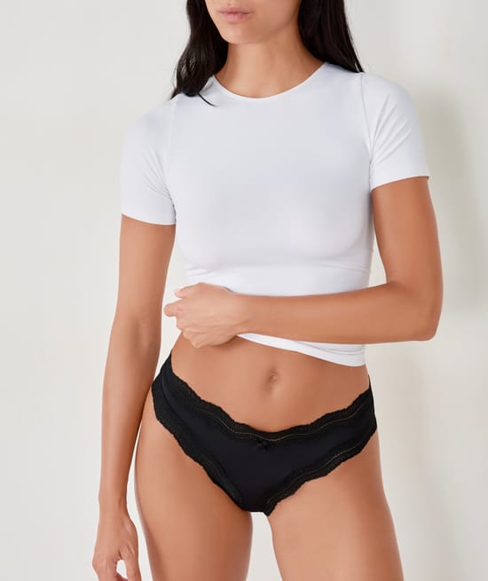 Tanga con bordes de encaje de microfibra;${refinementColor}