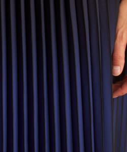 Marineblauer, plissierter Midi-Rock in Tie-and-Dye-Optik Fatel;${refinementColor}