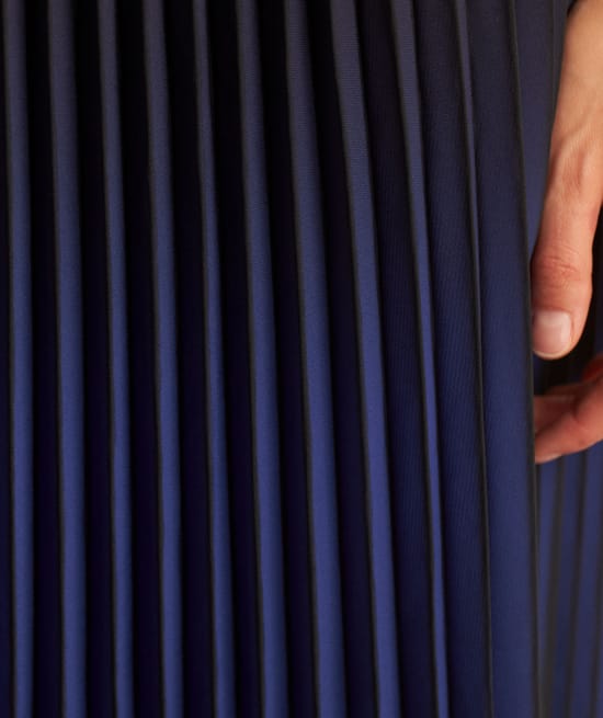 Jupe mi-longue pliss&eacute;e tie and dye marine Fatel;${refinementColor}