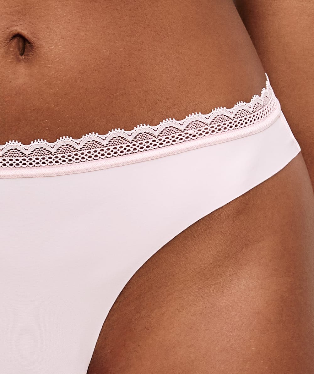 Tanga en microfibre et dentelle;