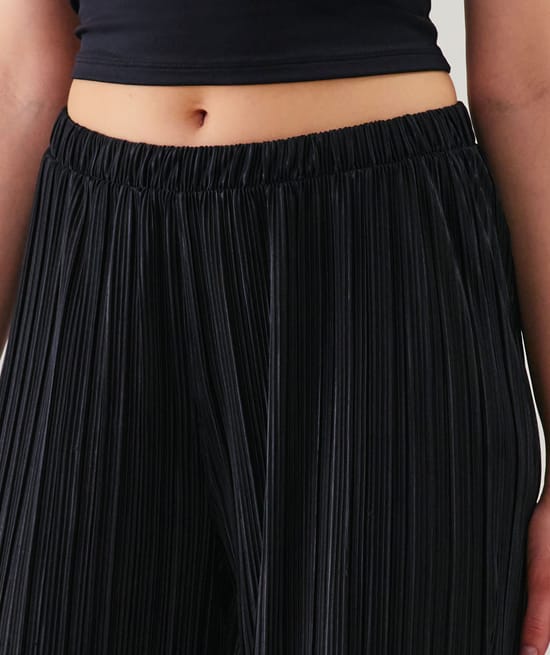 Pleated wide-leg trousers;