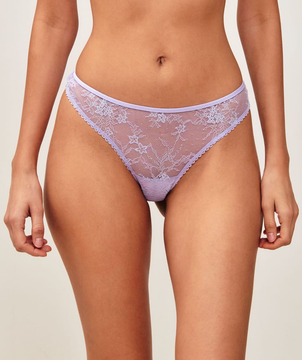 String en dentelle avec bijou c&oelig;ur;