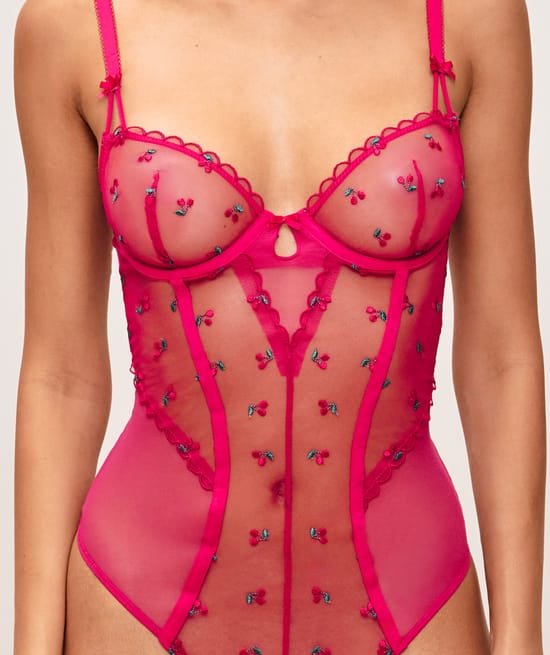Tulle body basket with cherry embroidery;