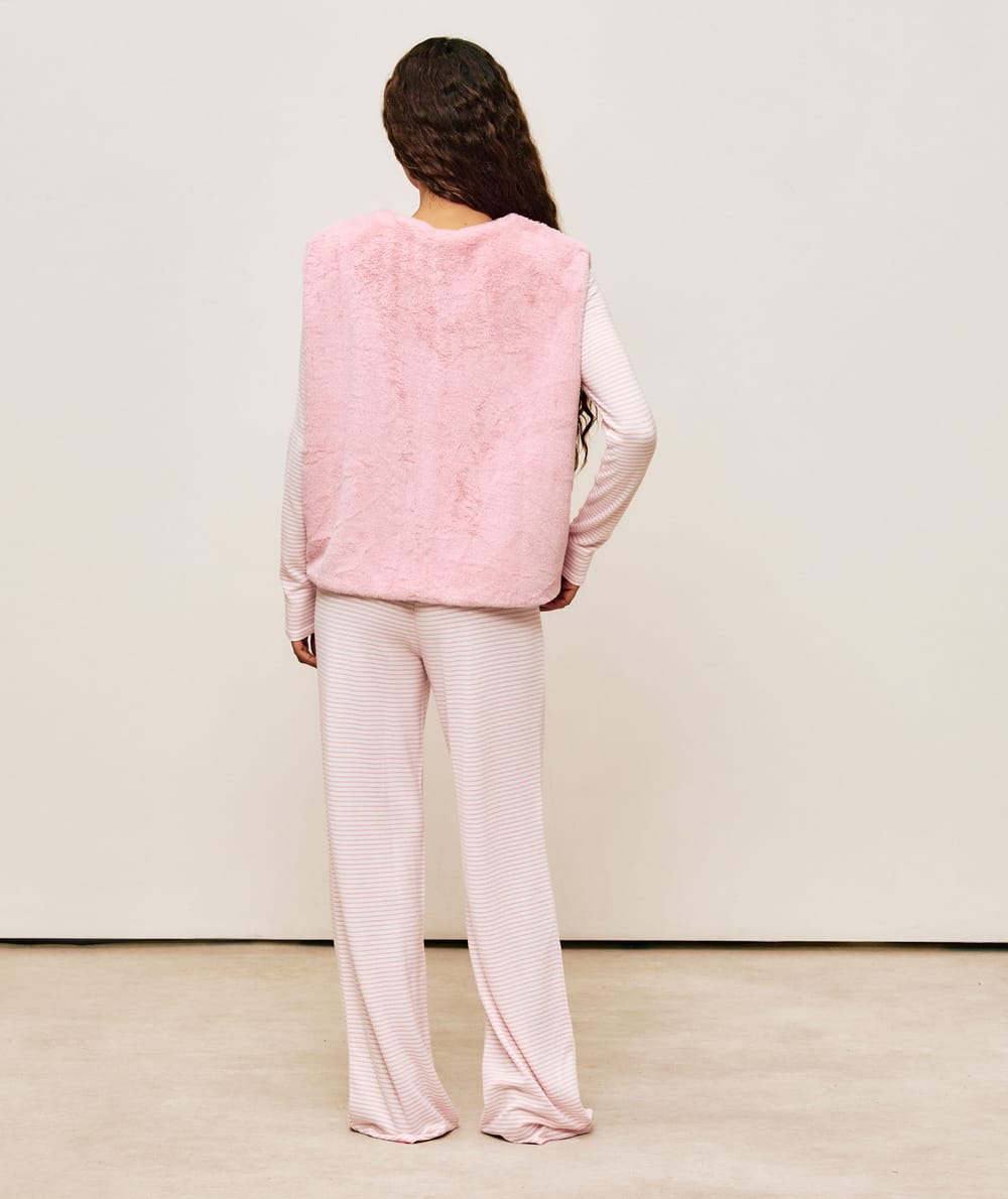 Faux fur sleeveless jacket;