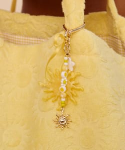 Porte-cl&eacute; dor&eacute; avec charms soleil et c&oelig;ur;