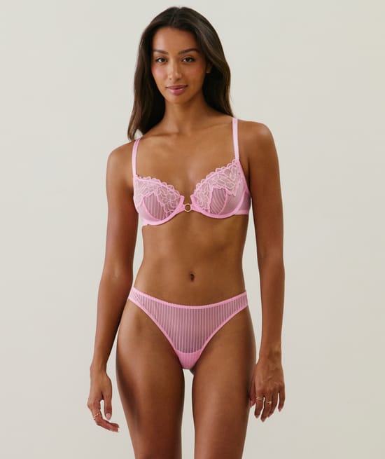 Balconette bra in lace;