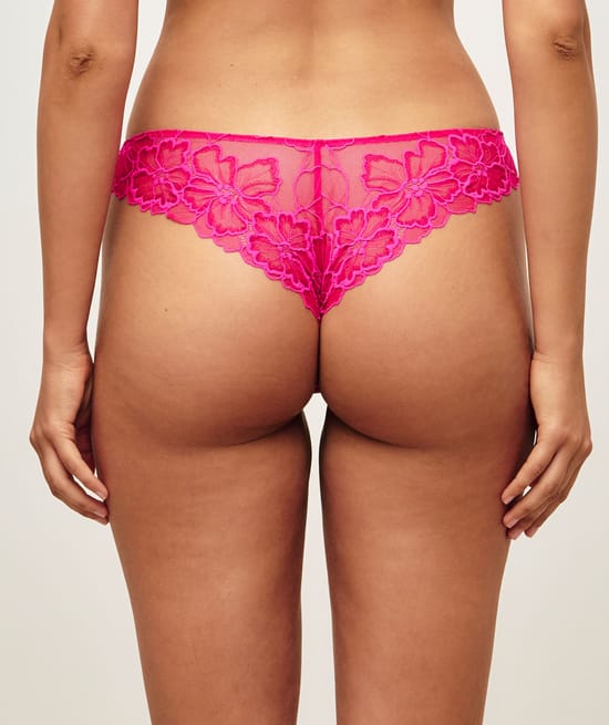 Lace panties with floral embroidery;