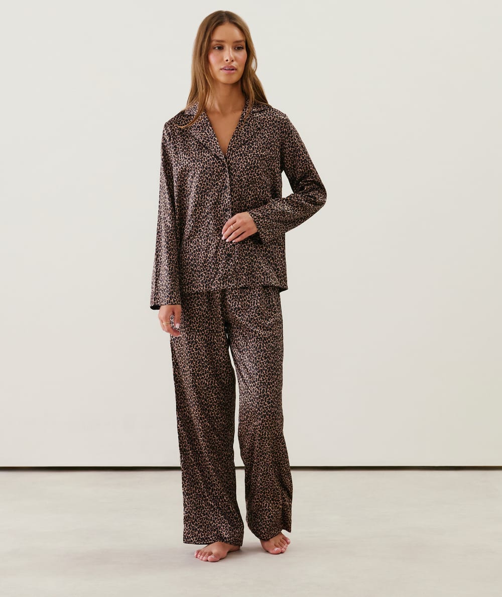 Camisa de satén con estampado de leopardo;