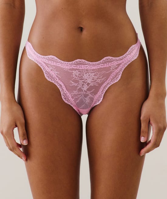 Tanga en dentelle rose;