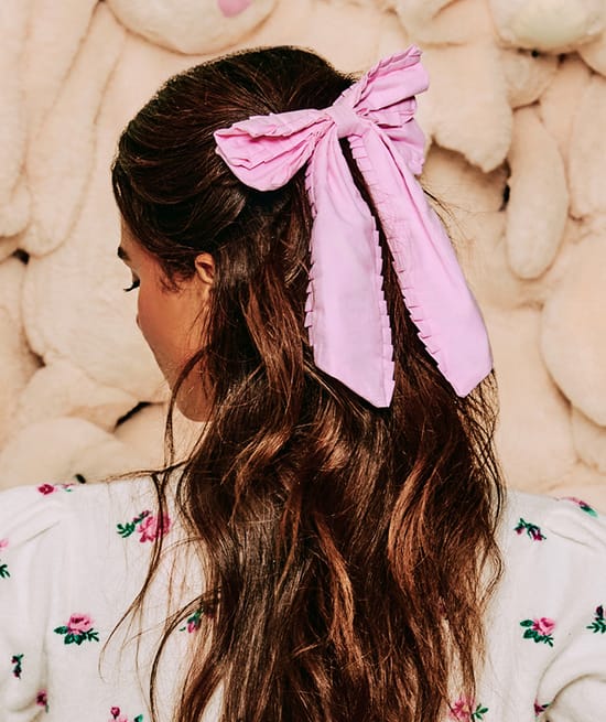 Bow-shaped hair clip;