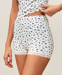 Tank top and jersey shorts with floral lace pattern;