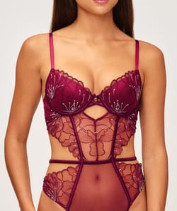 Embroidered and glittery mesh body basket;