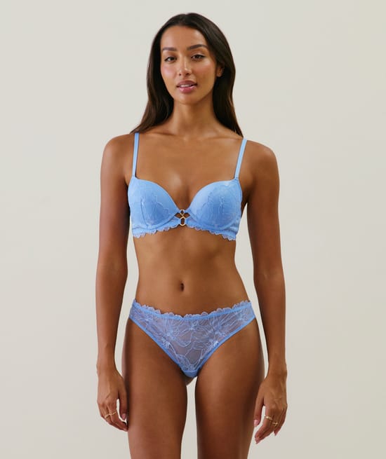 Push-up bra in lace;