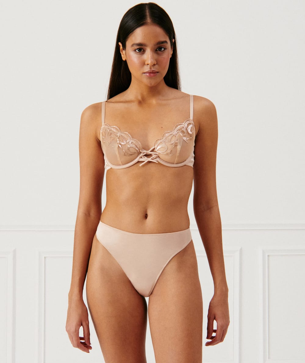 Braguita brasileña de tul con bordados;