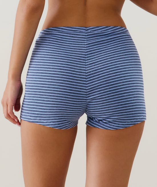 Short de punto a rayas;