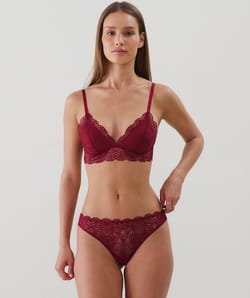 Sujetador triangular push-up de encaje;