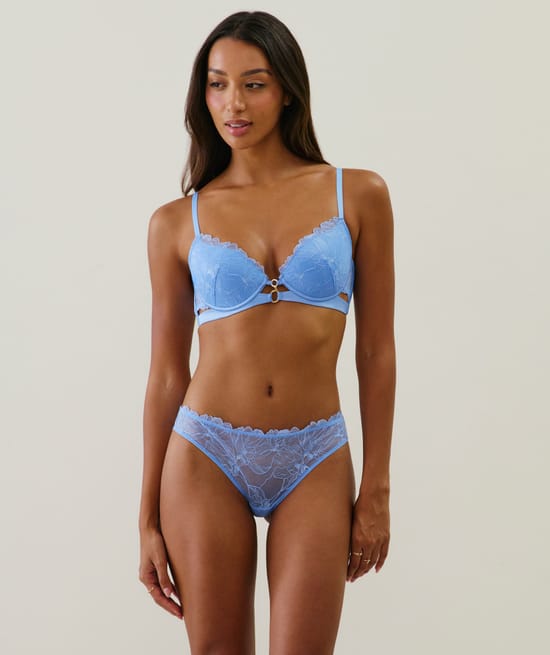 Lace push-up bra;