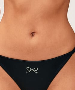 Tanga en satin avec n&oelig;ud en strass;