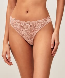 Tanga de encaje floral;