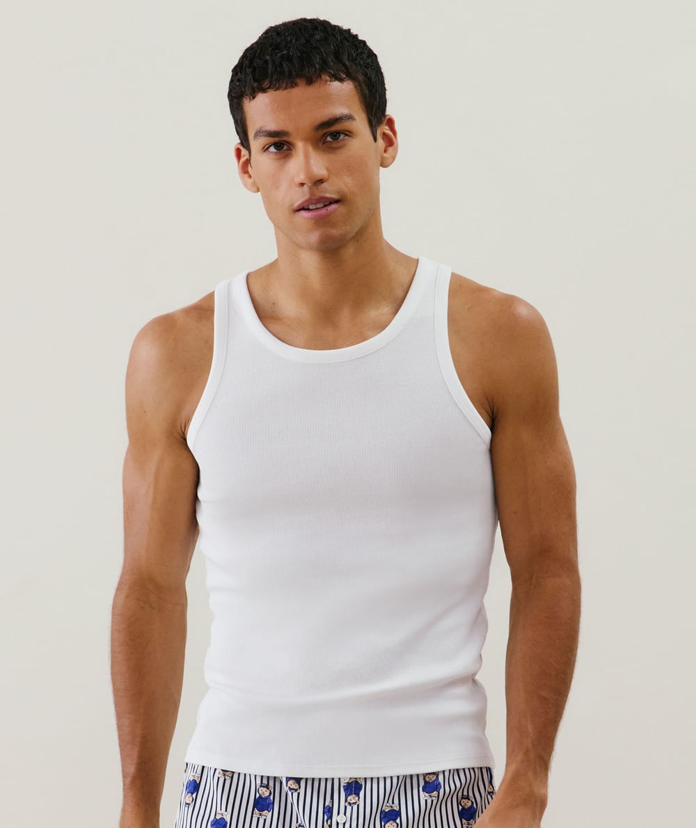 Camiseta sin mangas blanca;