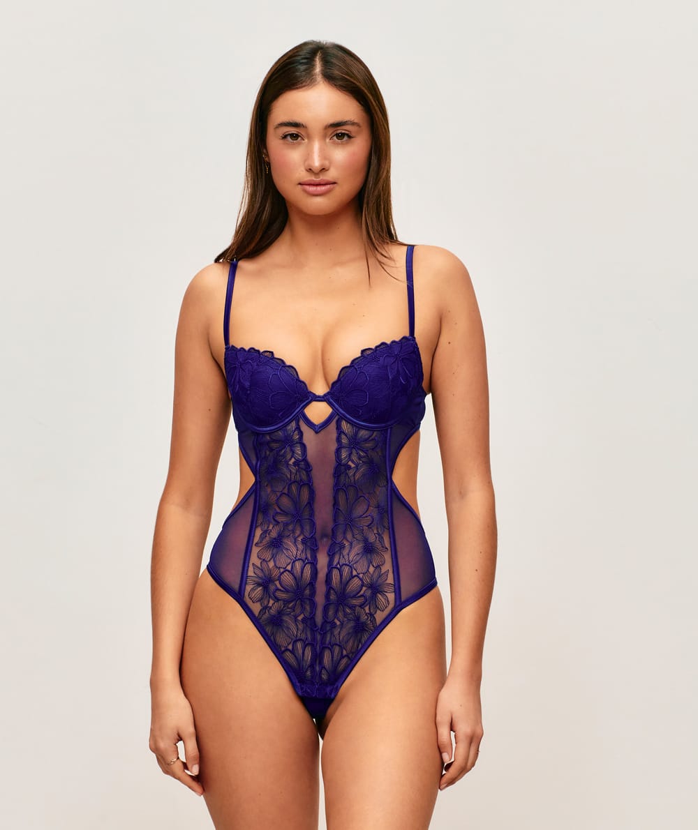 Lace ampliform body;