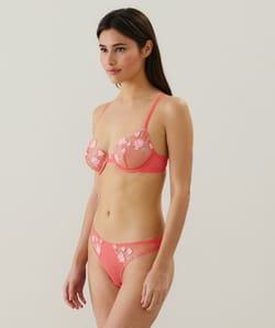 String en tulle avec broderies;