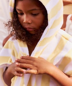 Kinderen poncho met zonnenpatroon;