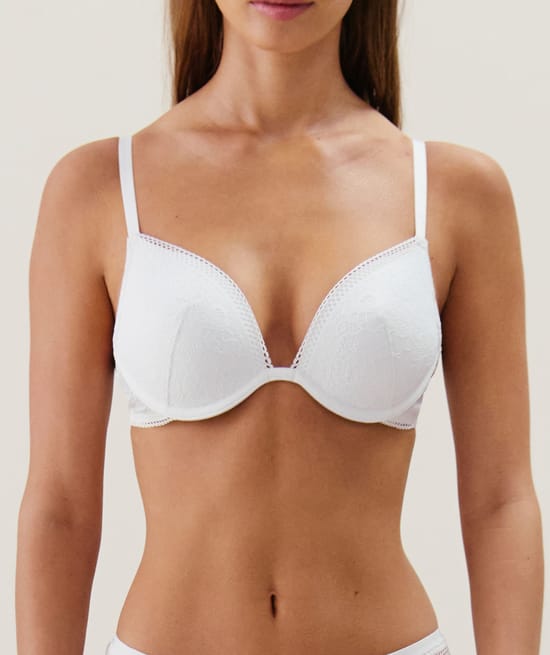 Lace push-up bra;