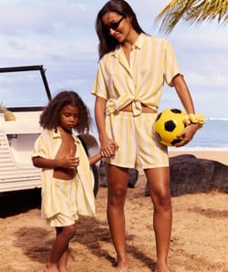 Korte mouwen shirt en gestreepte shorts;