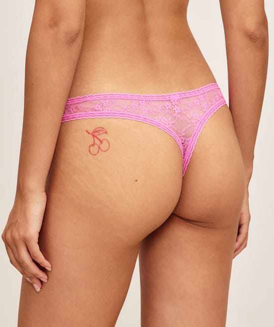String en dentelle florale avec deux petits n&oelig;uds;