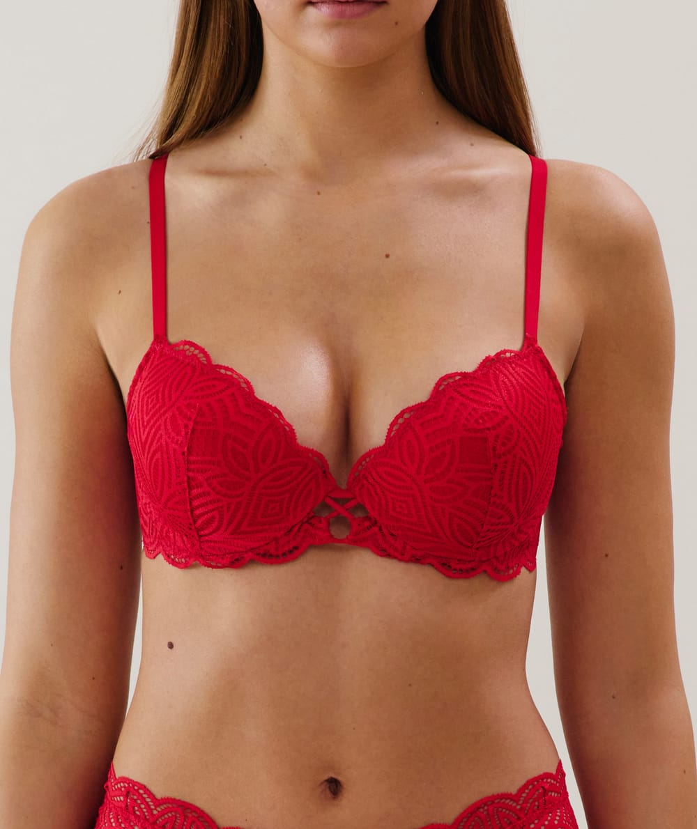 Lace push-up bra;
