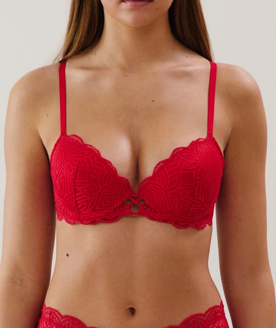 Lace push-up bra;