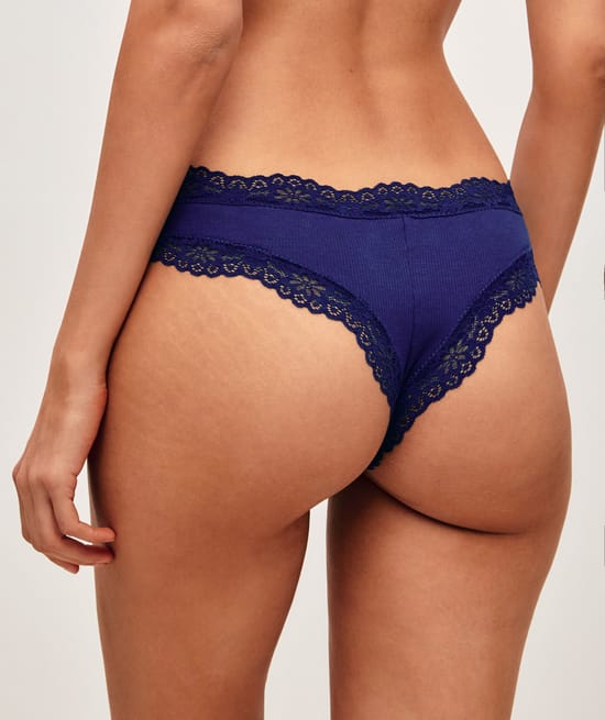 Cheeky cotton panties with lace;