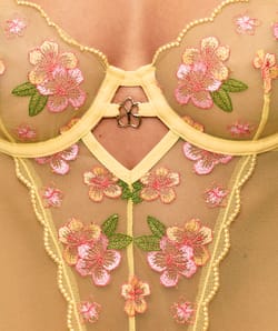 Body string in tulle with flower embroidery;