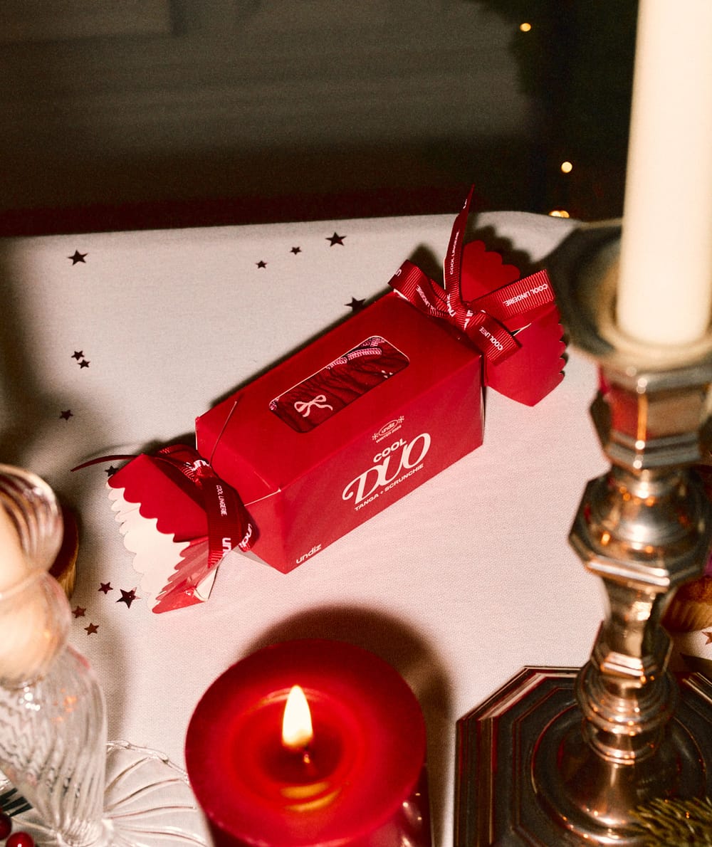 Thong and scrunchie set with bow pattern;