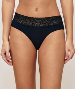 Plain hipsters with leopard lace;