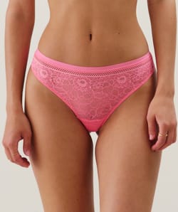 String en dentelle florale;