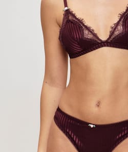 Tanga satin et dentelle;