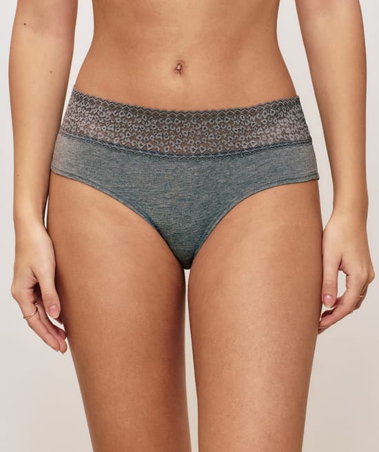 Plain hipsters with leopard lace;