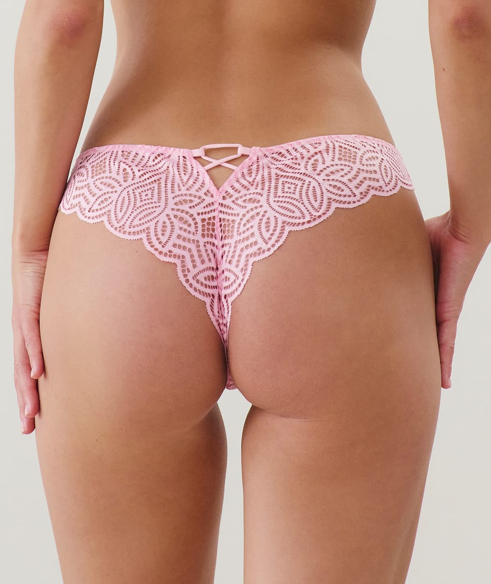 Tanga en dentelle;