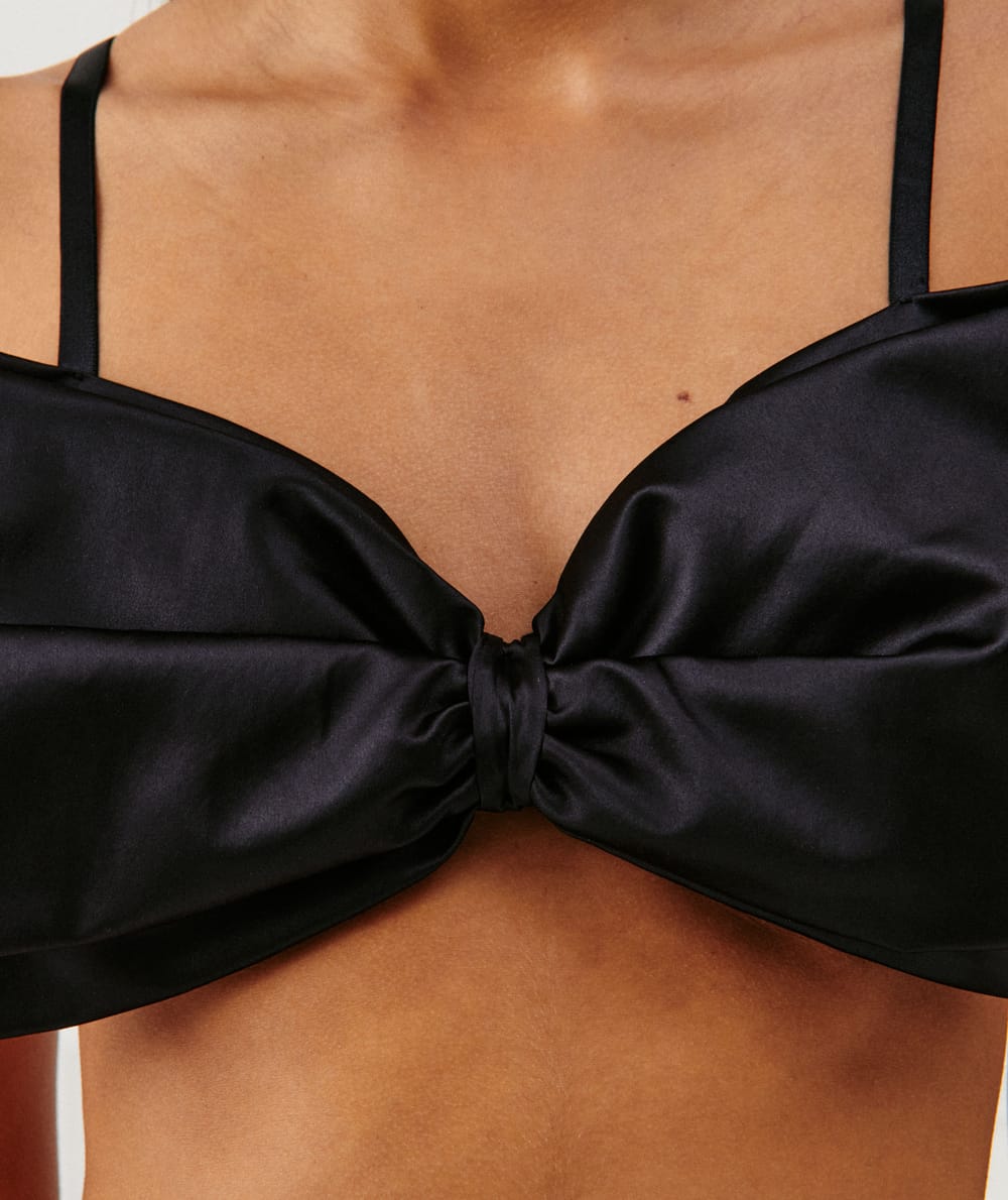 Top avec noeud en satin;