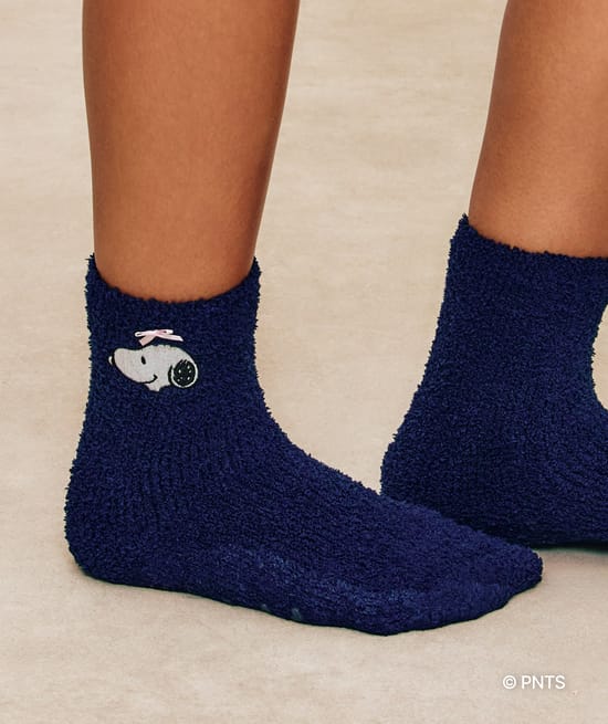 Fleece socks with Snoopy embroidery;