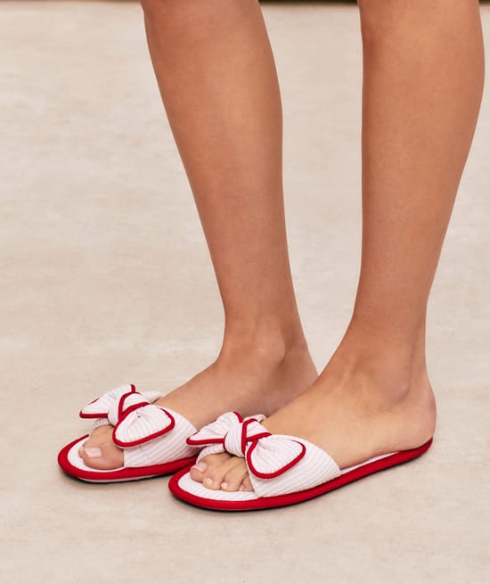 Striped bow slippers;