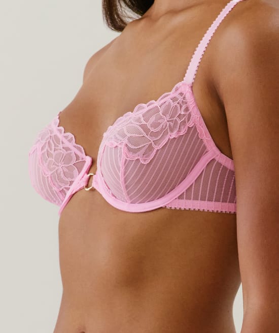 Balconette bra in lace;