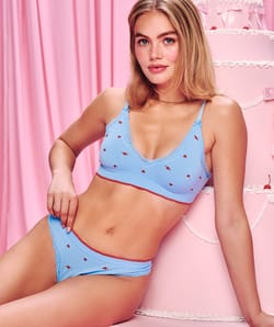 Soutien-gorge brassi&egrave;re triangle broderies c&oelig;urs;