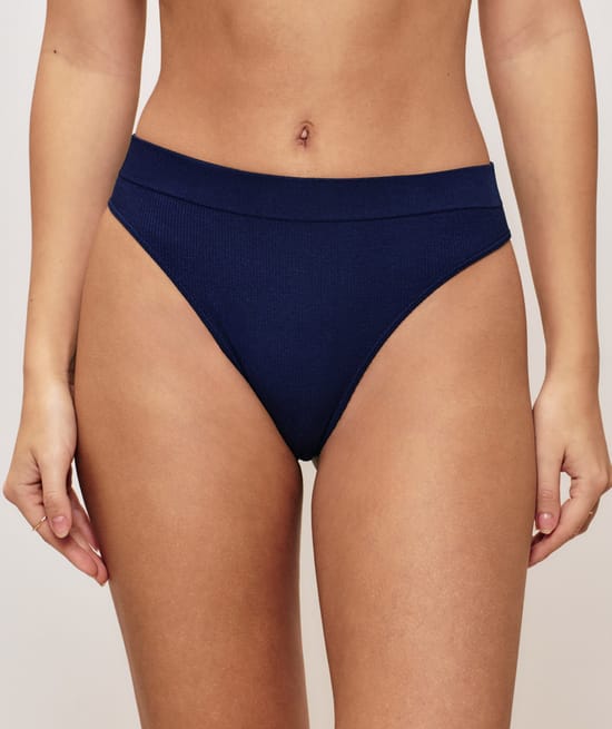 High-waisted seamless thong;