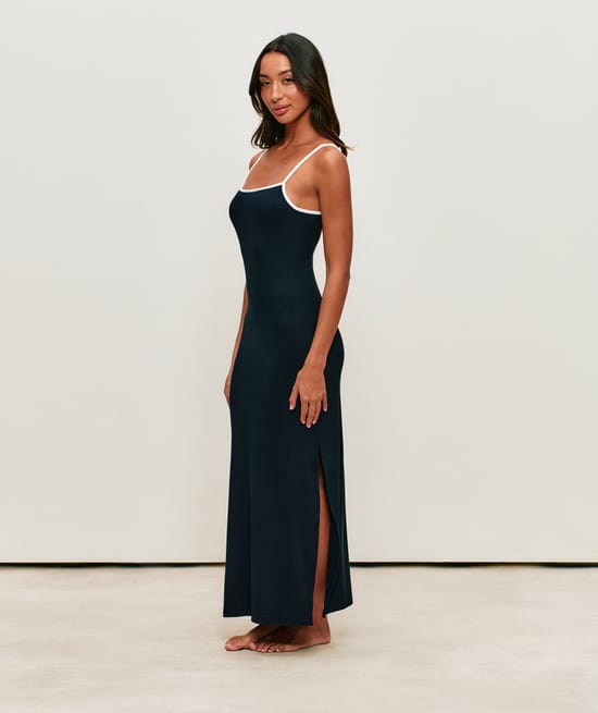 Form-fitting ribbed long dress with open back and integrated cups;