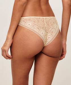 Lace panties;