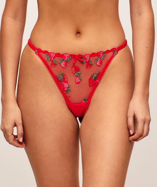 Mesh string embroidered with strawberries;